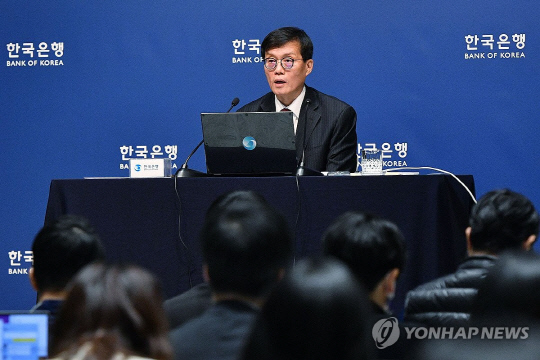 이창용 한국은행 총재가 28일 서울 중구 한국은행에서 열린 통화정책방향 기자간담회에서 발언하고 있다. 연합뉴스